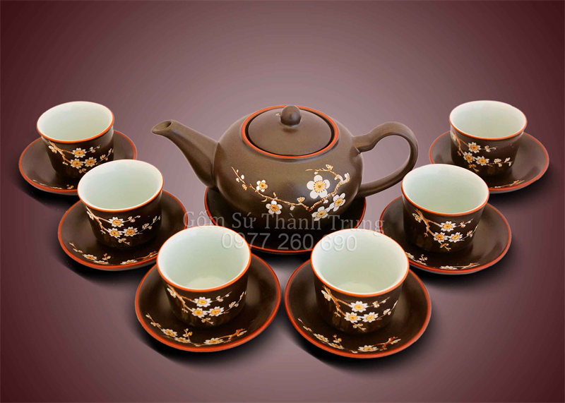 Thưởng thức vị trà ngon tuyệt cùng với ấm trà hoa đào sặc sỡ